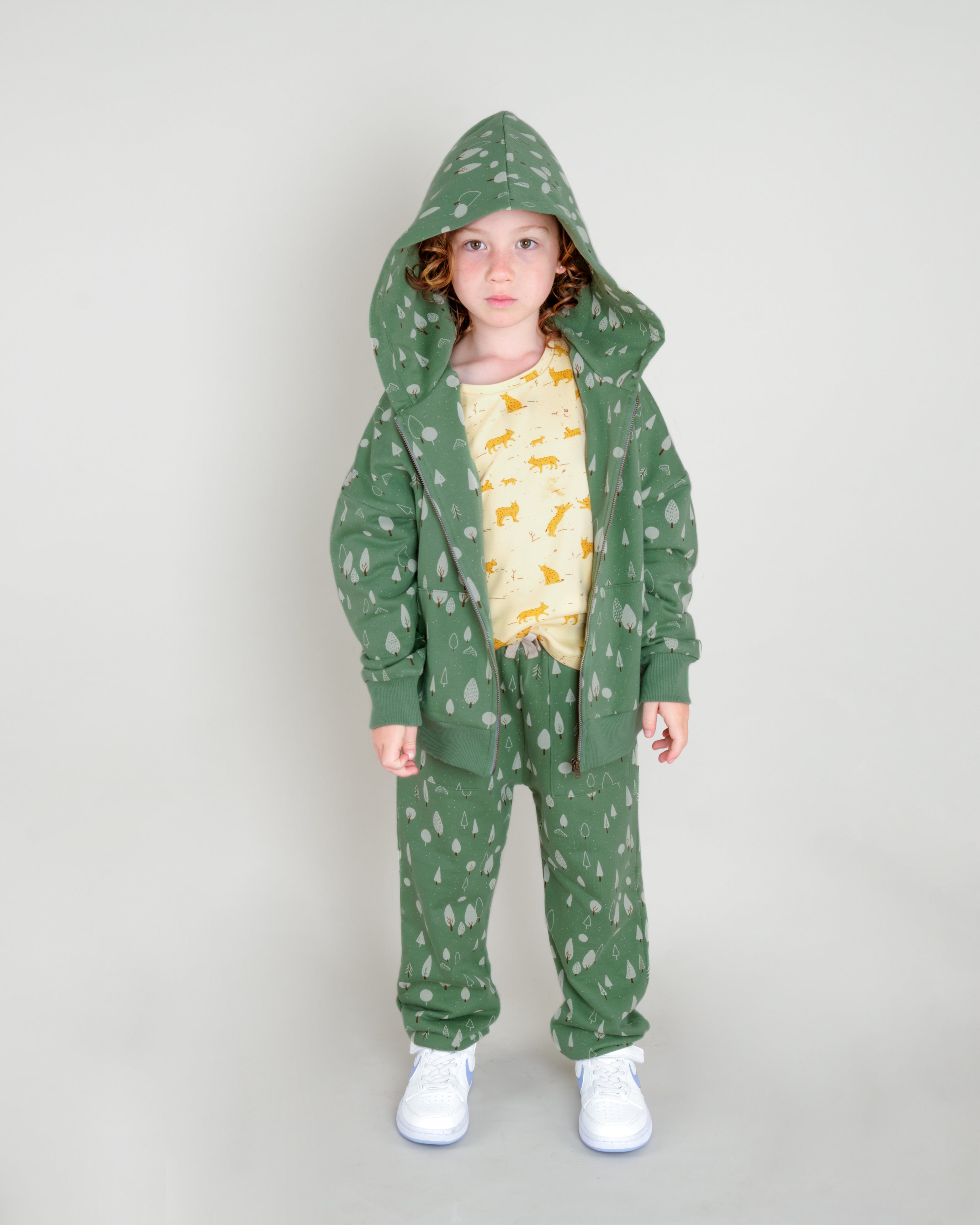 Polera con Capucha - Pinos Verde Bosque