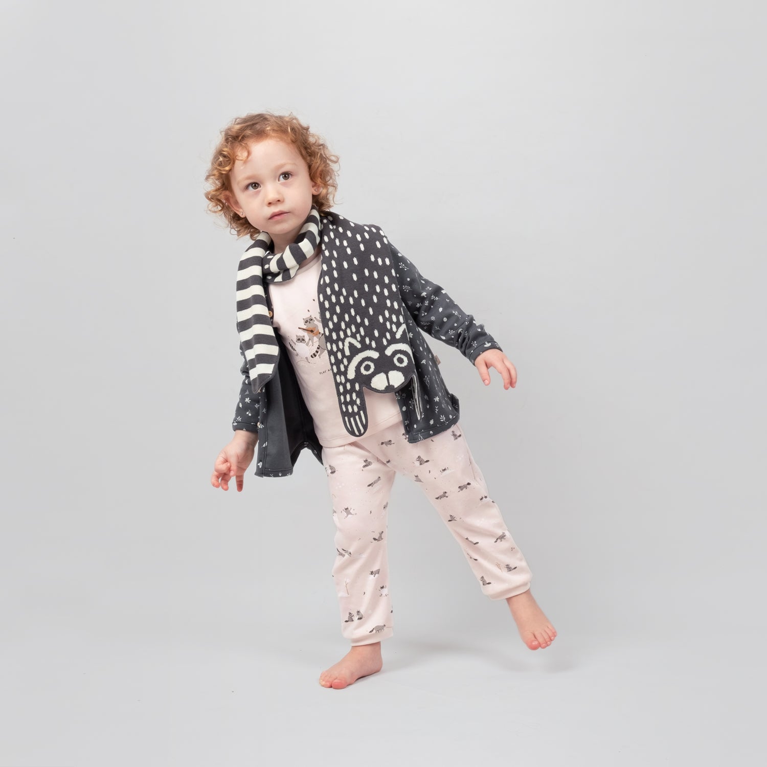 Bufanda tejida 'amazed racoon' dark shadow