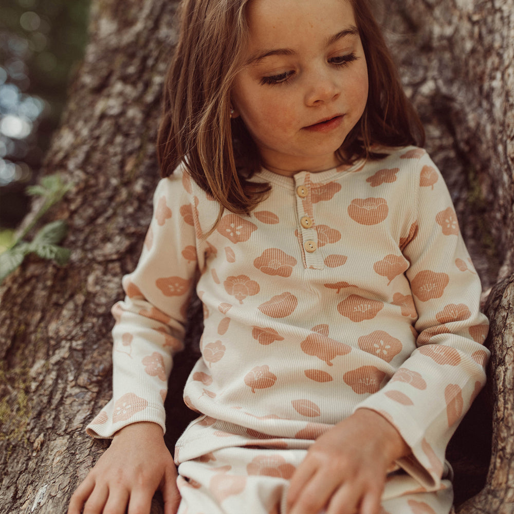 Polo Henley de Rib ‘Plums in Bloom' (Flores) White Sand