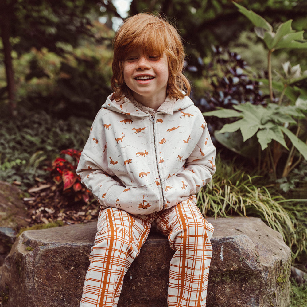 Polera con Capucha ‘Mountain Kitsune’ (Zorros) White Sand