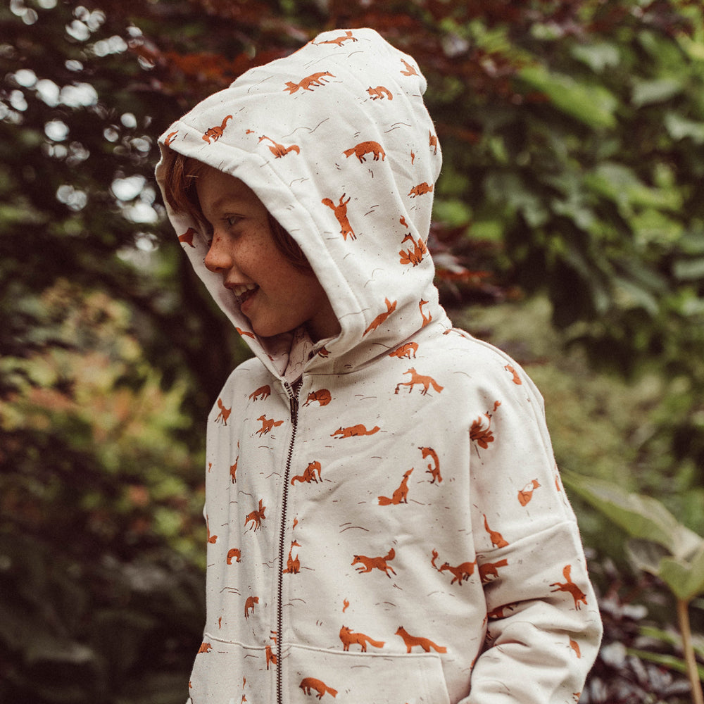 Polera con Capucha ‘Mountain Kitsune’ (Zorros) White Sand